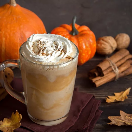 Συνταγή για pumpkin spice latte | Πώς θα φτιάξεις μόνη σου σπιτικό ζεστό ρόφημα με τον αγαπημένο σου καφέ