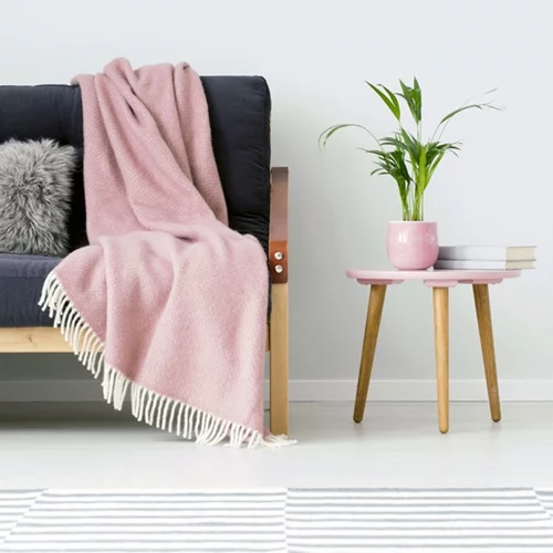 Κάθε πότε πρέπει να πλένεις το ριχτάρι του καναπέ;