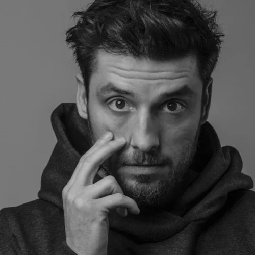 Σπύρος Χατζηαγγελάκης | Ο sexy πρωταγωνιστής της «Μουρμούρας» είναι και φωτογράφος