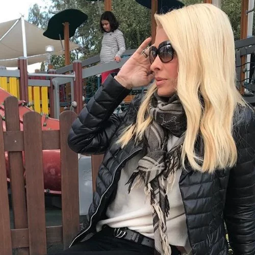 Ελένη Μενεγάκη & Μάκης Παντζόπουλος | Βόλτα με τα παιδιά τους στο κέντρο της Αθήνας