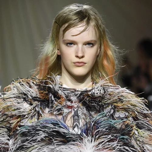 Τα μαλλιά στο show της Mary Katrantzou λέγονται Color Cloud και μόλις σου έλυσαν το μεγαλύτερό σου πρόβλημα