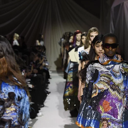 Δες τα πιο ωραία ρούχα της επόμενης σεζόν με την υπογραφή της Mary Katrantzou