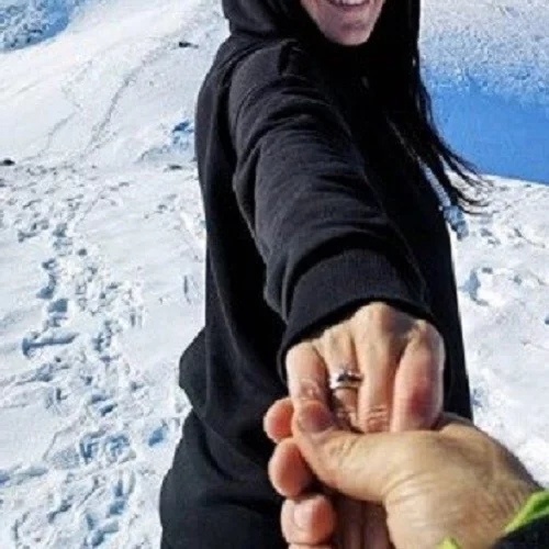 Wow | Γνωστός Έλληνας παρουσιαστής έκανε πρόταση γάμου στην αγαπημένη του στις Άλπεις