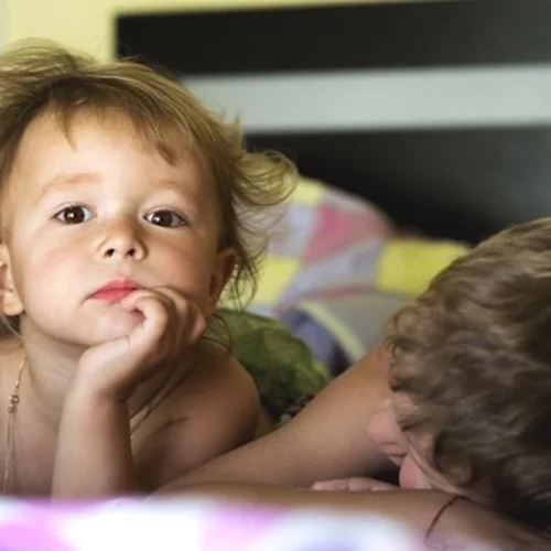 Πώς να βοηθήσετε το «κακό παιδί» της οικογένειας να ξεφύγει από το ρόλο του ταραχοποιού