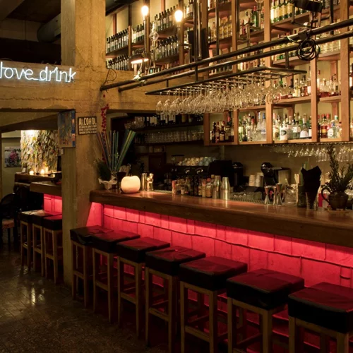 Hitchcocktales | Το bar restaurant εμπνευσμένο από τον Alfred Hitchcock είναι ήδη hot spot