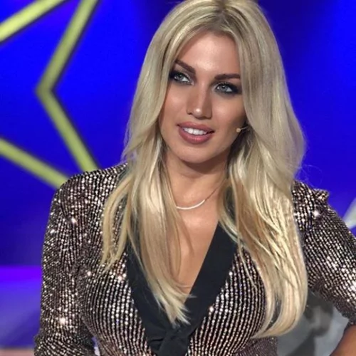 Κωνσταντίνα Σπυροπούλου | Στη Βουλιαγμένη με γοητευτικό συνοδό!