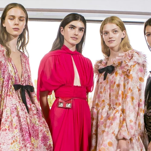 Τα 15+ πιο κομψά φορέματα για γάμο για να είσαι μια stylish καλεσμένη