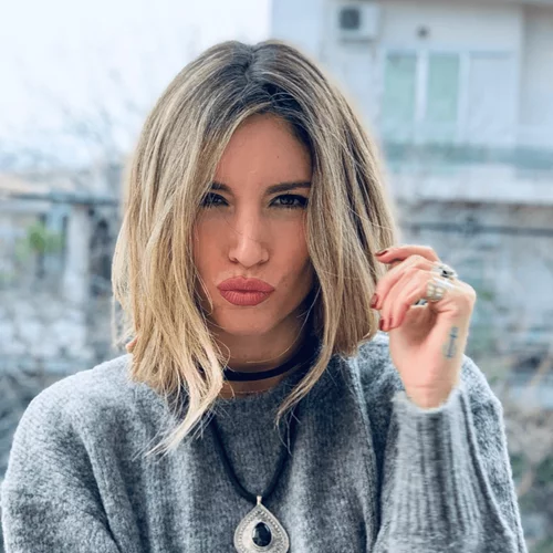 Aθηνά Οικονομάκου | Απογείωσε την τάση της μονοχρωμίας με το πιο stylish πορτοκαλί κοστούμι