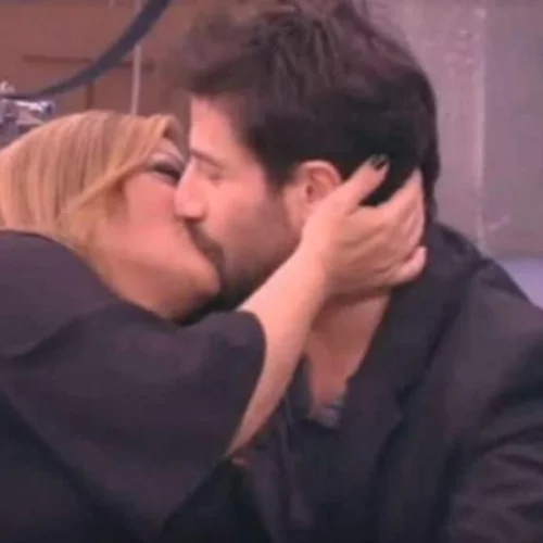 Αλέξης Γεωργούλης - Βίκυ Σταυροπούλου | Φιλιούνται στο στόμα και ρίχνουν το Instagram (vid)