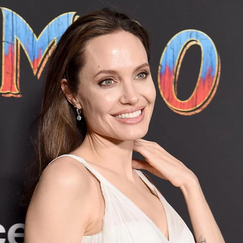 Angelina Jolie | Η κομψή εμφάνισή της σε πρεμιέρα με τα παιδιά της