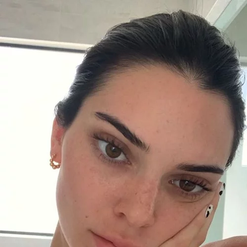 Ποια είναι η νέα τάση στα σχέδια για νύχια που υιοθέτησαν ακόμα και η Kendall Jenner και η Ariana Grande