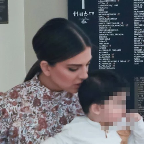 Σταματίνα Τσιμτσιλή | Δες τι φόρεσε σε έξοδο με τον μοναχογιό της, Γιάννη Σοφό