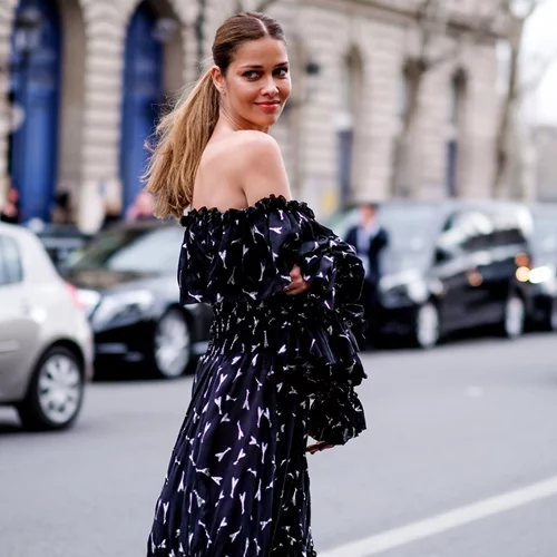 Έξω οι ώμοι | Η τάση που επιμένει και αυτή τη σεζόν