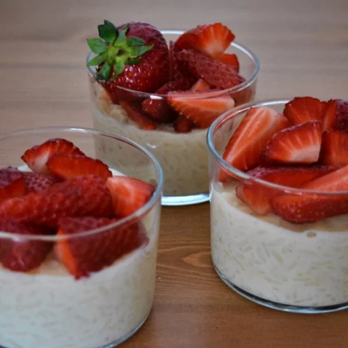 Νηστίσιμο ρυζόγαλο με γάλα καρύδας και φράουλες με συνταγή της ειδικού