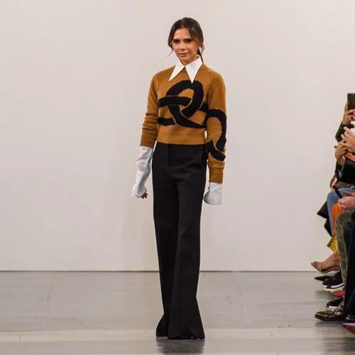 Victoria Beckham | Mε androgynous look ξανακάνει την iconic leg pose που λατρέψαμε