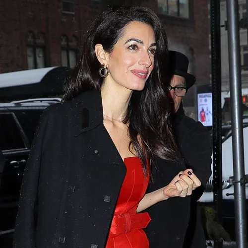 Η Amal Clooney φόρεσε ένα φανταστικό one-shoulder jumpsuit
