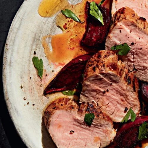 Χοιρινό ψαρονέφρι με παντζάρια μαριναρισμένο σε δεντρολίβανο και γκρέιπφρουτ