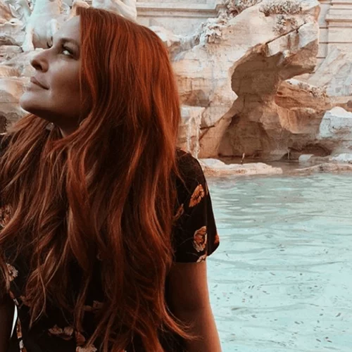 Η Σίσσυ Χρηστίδου με καρέ, κατακόκκινα μαλλιά όπως δεν την έχεις ξαναδεί