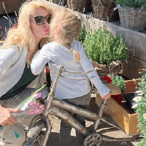 Ελένη Μενεγάκη | Η νέα οικογενειακή φωτογραφία με την πεθερά της και η απίστευτη ομοιότητα με την Βαλέρια!