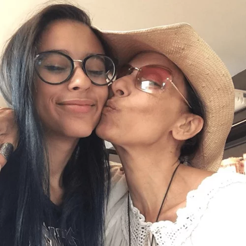 Ματθίλδη Μαγγίρα | Η 17χρονη κόρη της, Λήδα Φόστερ, και οι πολλές αλλαγές στο χρώμα των μαλλιών της