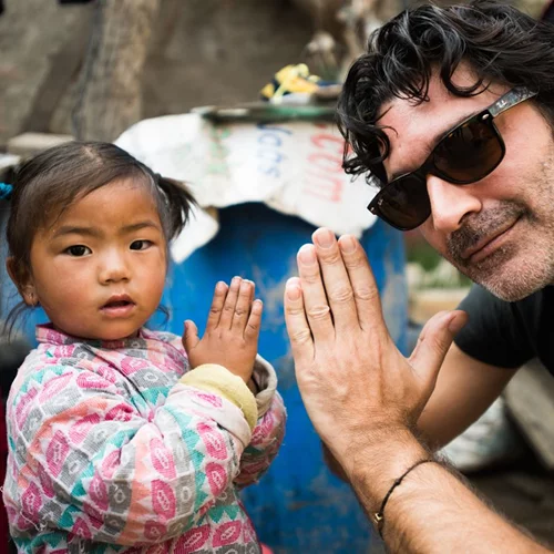 Χριστόφορος Παπακαλιάτης | Ο «Ένας Κόσμος» έρχεται στις οθόνες μας στις 31 Μαρτίου (φωτογραφίες)