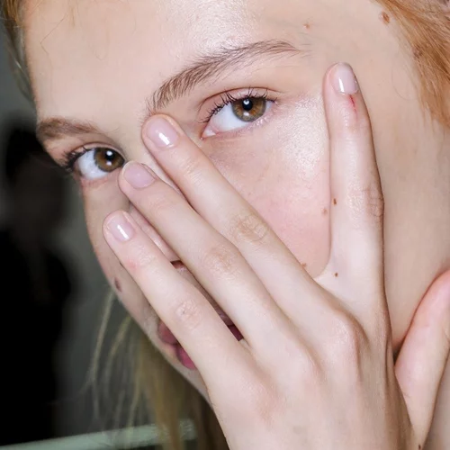 4 τρόποι για να μην σπάει το κονσίλερ