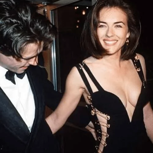 Elizabeth Hurley | Φόρεσε ξανά το πιο iconic Versace φόρεμα των 90s