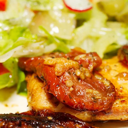 Κοτόπουλο με λιαστές ντομάτες στο φούρνο | Να τι θα μαγειρέψεις σήμερα