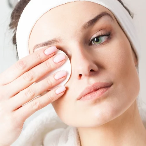 2 έξυπνοι τρόποι για να μην βαριέσαι το ντεμακιγιάζ (το κάνεις και το ξέρουμε)