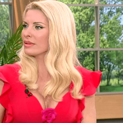 Ελένη Μενεγάκη | Εύχεται «Καλή Σαρακοστή» αγκαλιά με τη μικρή Μαρίνα