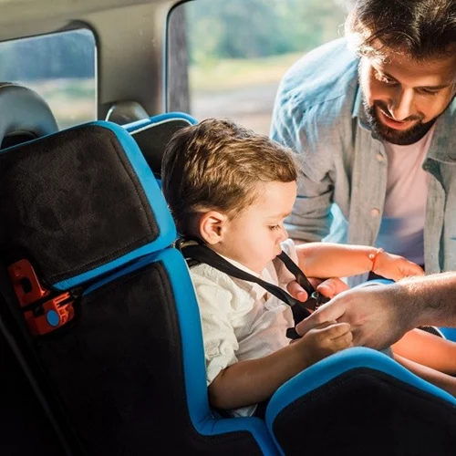 5 πράγματα που μπορείτε να κάνετε όταν το παιδί αρνείται να μπει στο παιδικό κάθισμα αυτοκινήτου