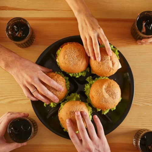 «Γιατί δεν μπορώ να αδυνατίσω;» | Μήπως τελικά σε παχαίνουν οι φίλες σου;