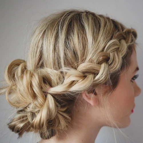 Βήμα βήμα: H τέλεια πλεξίδα και πώς με μία κίνηση γίνεται βραδινό χτένισμα