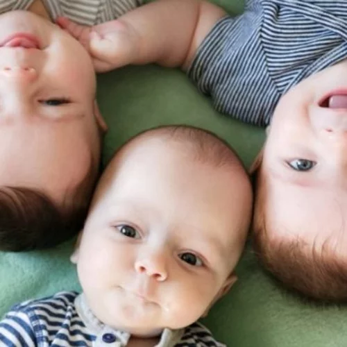 Πώς ντύνεις τρίδυμα ΚΑΙ ένα νήπιο; Δύσκολα, είναι η απάντηση! Δες το video και θα το διαπιστώσεις