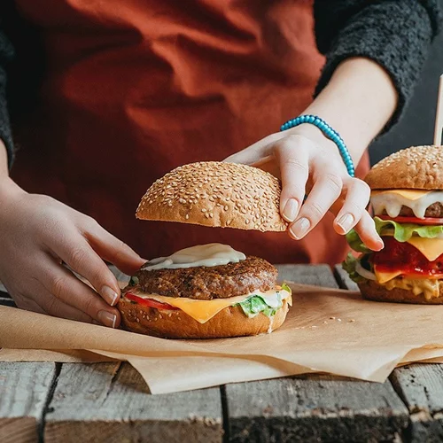 Η συνταγή του Ernest Hemingway για το τέλειο burger