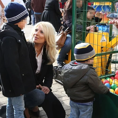 Φαίη Σκορδά | Χαλαρή βόλτα με τα παιδιά της! Δες τι φόρεσε