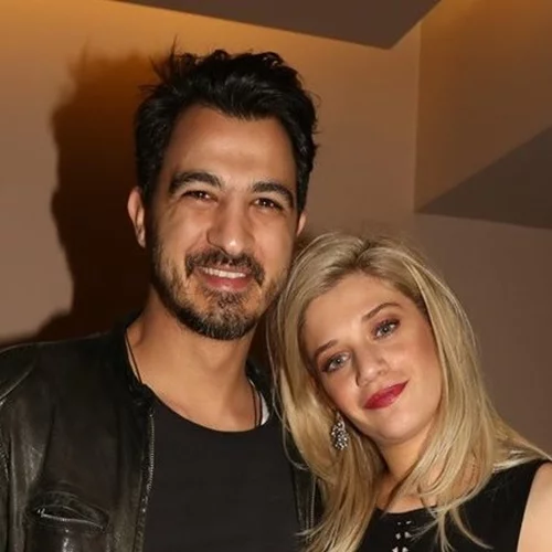 Δήμος Αναστασιάδης | Μας δείχνει πόσο πολύ έχει φουσκώσει η κοιλίτσα της αγαπημένης του, Τζένης Θεωνά