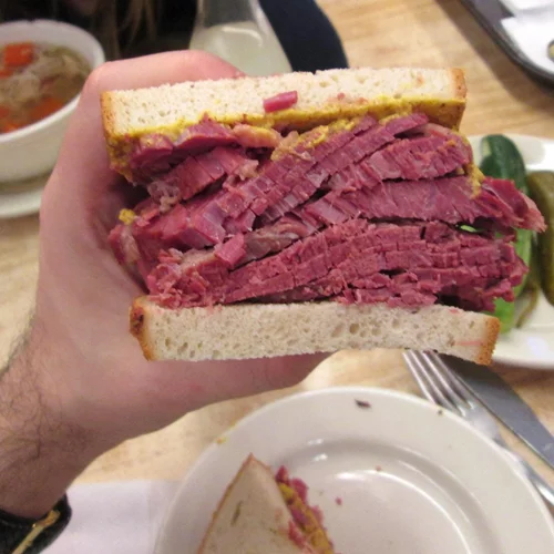 Το μόνο σάντουιτς με παϊδάκια και παστράμι που αξίζει να δοκιμάσεις