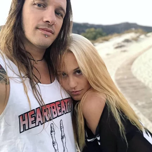 Πηνελόπη Αναστασοπούλου - Φώτης Μπερνάντο | Πλάνα από το σπίτι του rock ζευγαριού