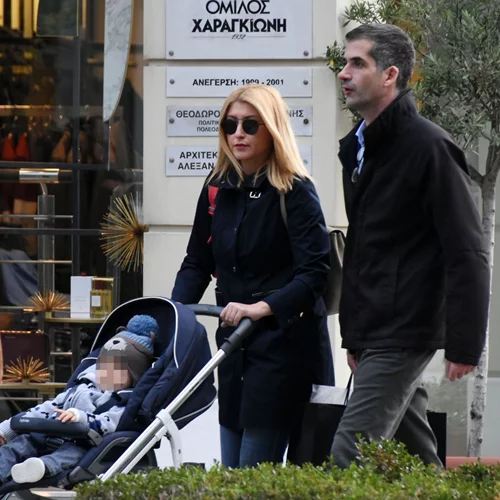 Σία Κοσιώνη - Κώστας Μπακογιάννης | Οι τέλειες φωτογραφίες με το γιο τους