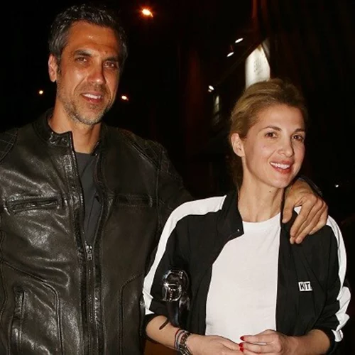 Ναι ή όχι; Δες τι φόρεσε η Νίκη Κάρτσωνα για να βγει βράδυ με τον σύζυγό της, Νίκο Χατζή