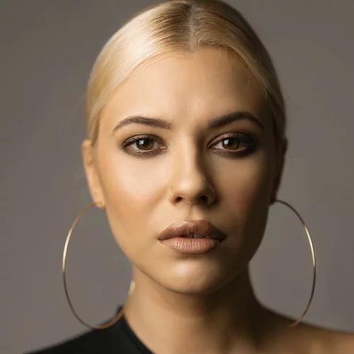 Λάουρα Νάργες | Είπε «αντίο» στο ξανθό με έναν μοναδικό τρόπο. Αυτό είναι το νέο χρώμα στα μαλλιά της