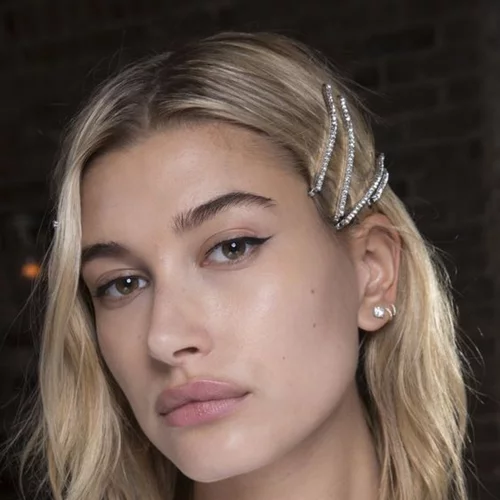 Hailey Bieber | Πώς έκανε τα μαλλιά της για να υποδεχτεί τη νέα σεζόν
