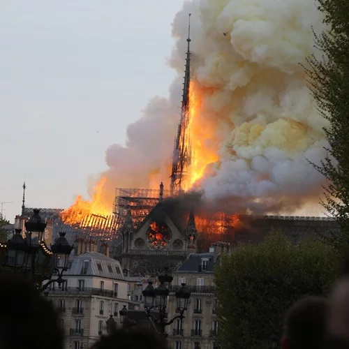 Στις φλόγες η Παναγία των Παρισίων