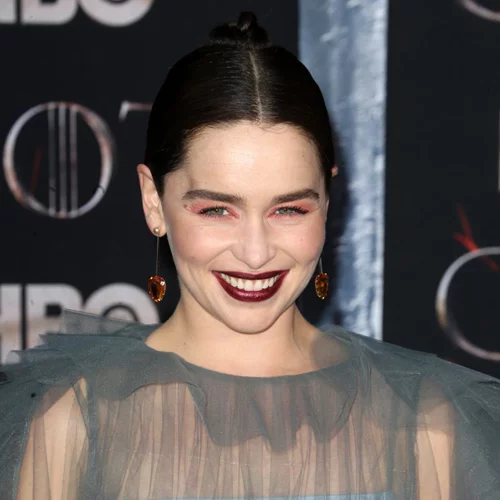 Emilia Clarke | Το κρυφό μήνυμα που υπήρχε στο φόρεμά της στην πρεμιέρα του «Game of Thrones»