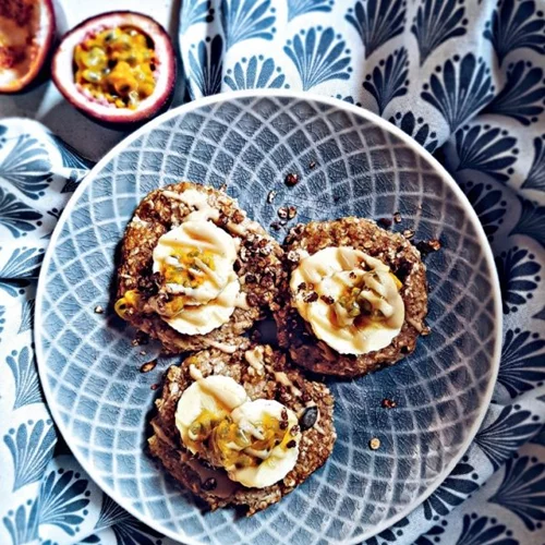 Pancakes πρωινού με βρόμη, μπανάνα και ταχίνι | Η υγιεινή γλυκιά συνταγή για να ξεκινήσεις τη μέρα σου