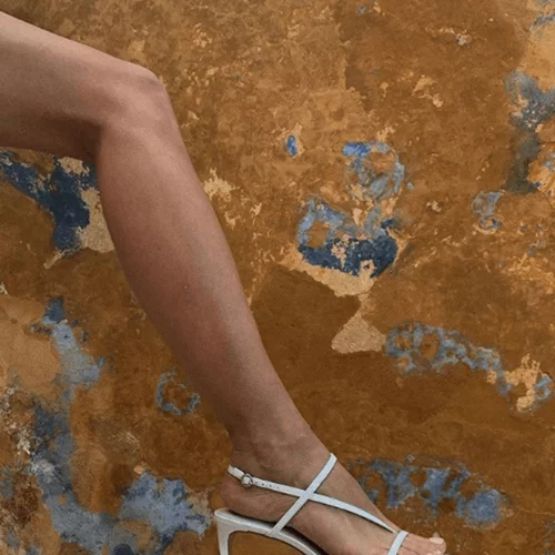 Τα χρωματιστά πέδιλα θα απογειώσουν κάθε καλοκαιρινό look