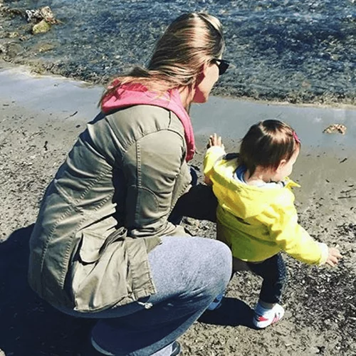 Ελεονώρα Μελέτη | Στη Γλυφάδα με τη μητέρα και την κόρη της. Τα πρώτα βήματα της μικρής (pics)