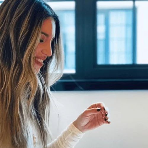 Πώς να φορέσεις το καλοκαιρινό σου φόρεμα το φθινόπωρο | H εμφάνιση της Αθηνάς Οικονομάκου είναι η έμπνευση που χρειάζεσαι