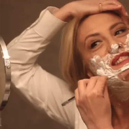 Η Ρένα Δούρου ...ξυρίζεται on camera και στέλνει το δικό της μήνυμα!